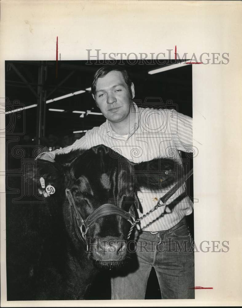 1971 Press Photo Chuck Simons with champion steer at San Antonio Stock Show, TX- Historic Images