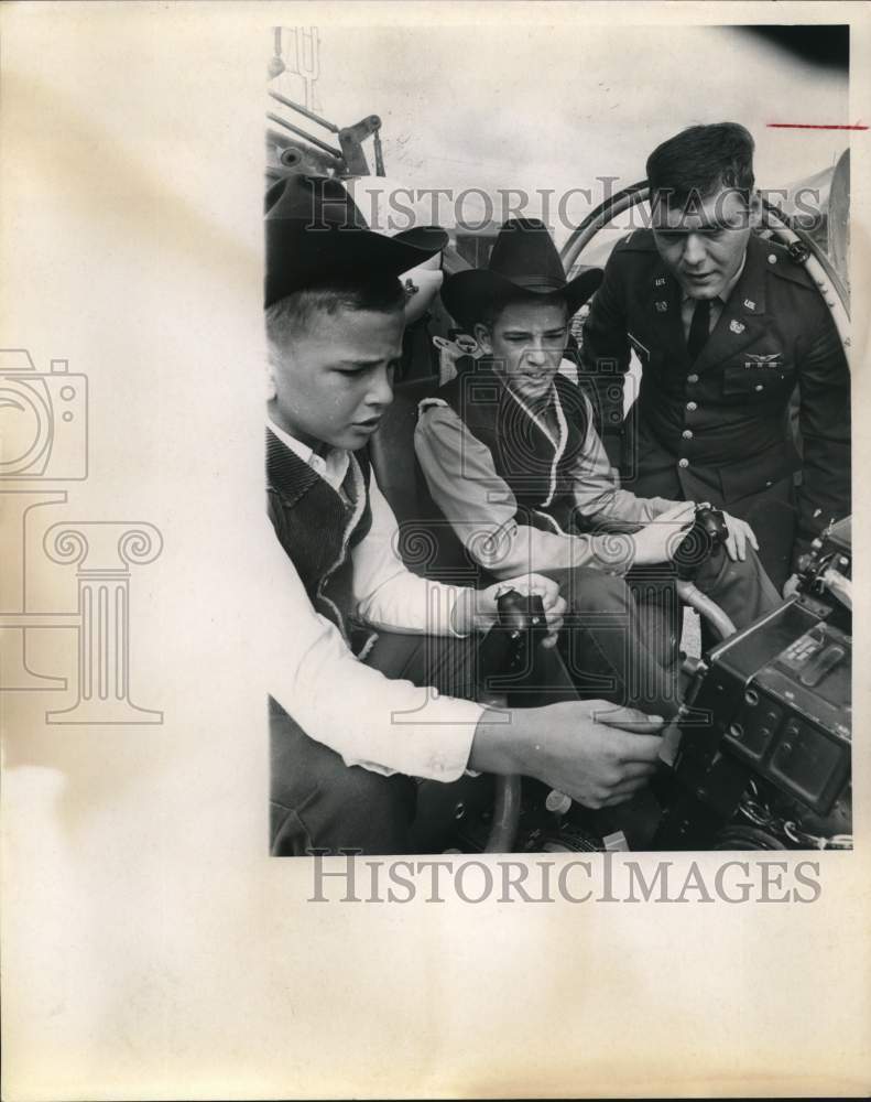 1970 Press Photo Luke & Dave Payyon inside army copter at Livestock Show, Texas- Historic Images