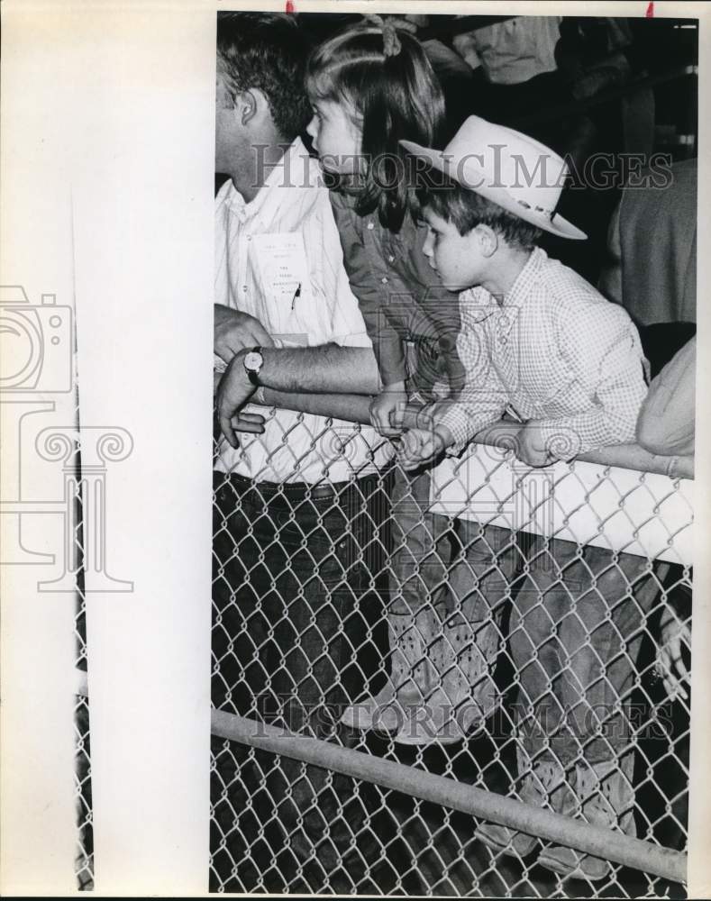1970 Press Photo Martha Weil, 5, & Andrew Johnson, 6, at Livestock Show, Texas- Historic Images