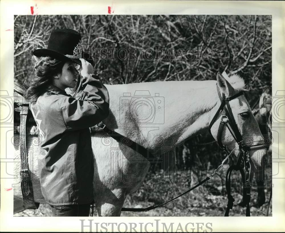 1984 Press Photo Tamra Krahn with her horse on Hill Country Trail Ride, Texas- Historic Images