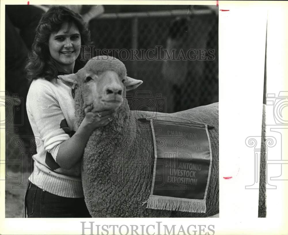 1984 Press Photo Jackie Brown and her Grand Champion Rambouillet Ewe, Texas- Historic Images