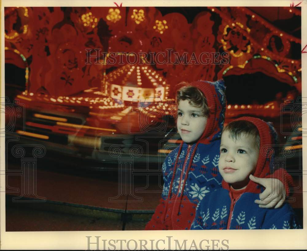 1988 Press Photo Carolyn 3, and Stephen Ince, 5, at the rodeo carnival, Texas- Historic Images