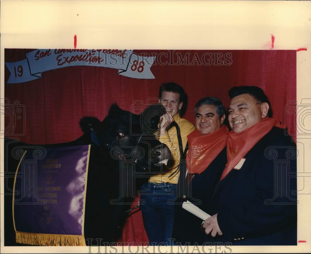 1988 Press Photo Al Aleman &amp; group with cow at San Antonio Stock Show &amp; Rodeo- Historic Images