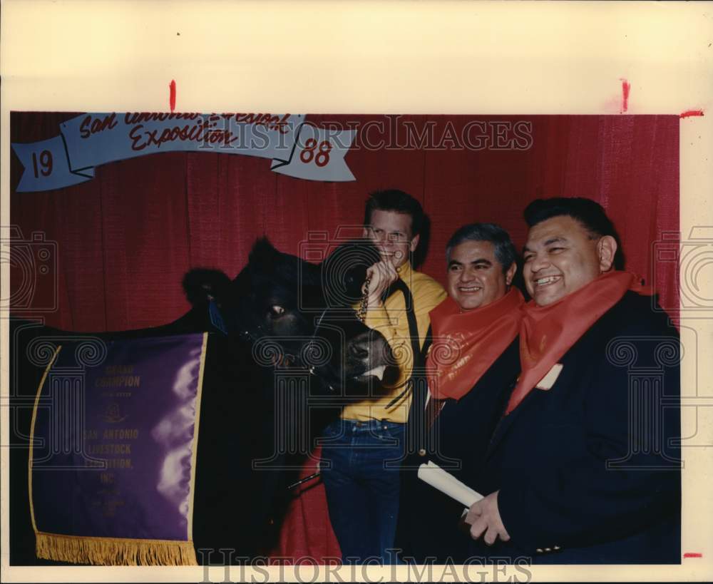 1988 Press Photo Al Aleman & group with cow at San Antonio Stock Show & Rodeo- Historic Images
