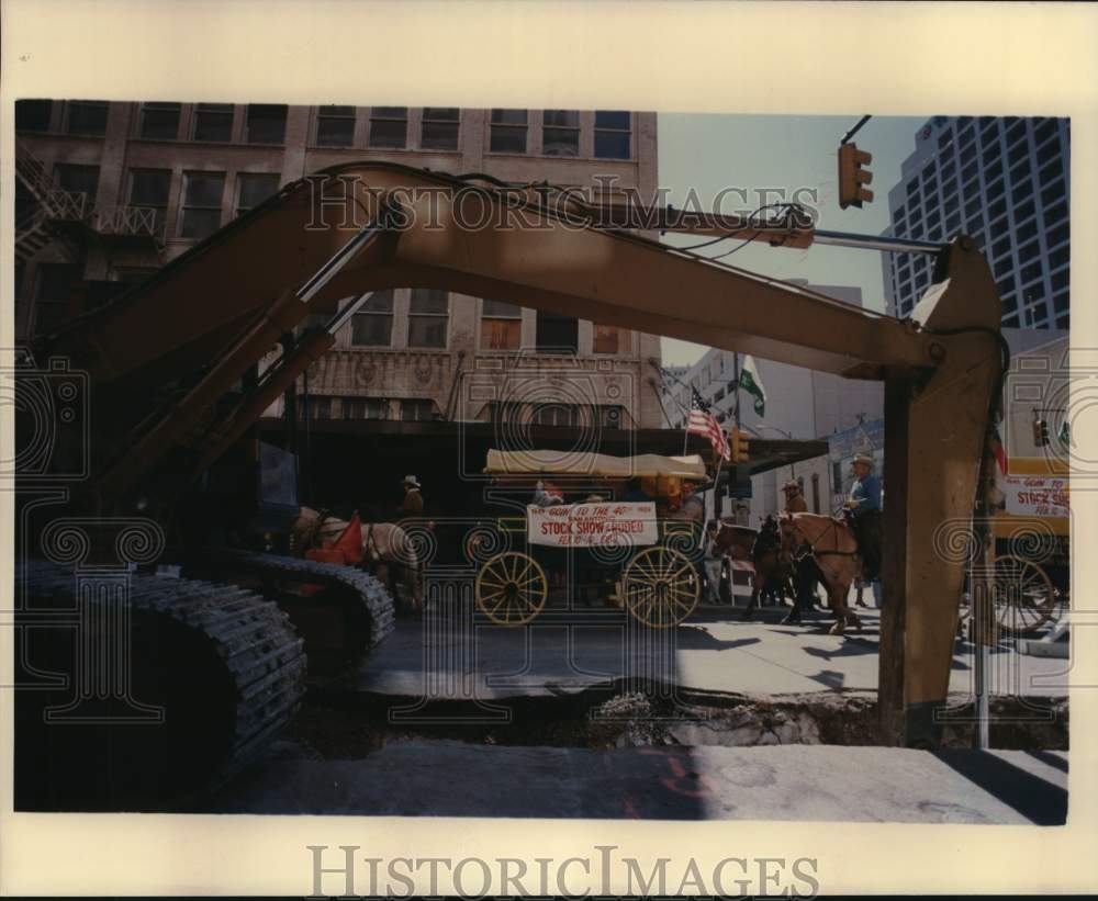 1989 Press Photo Covered wagon going to Stock Show framed by ditch digger, Texas- Historic Images