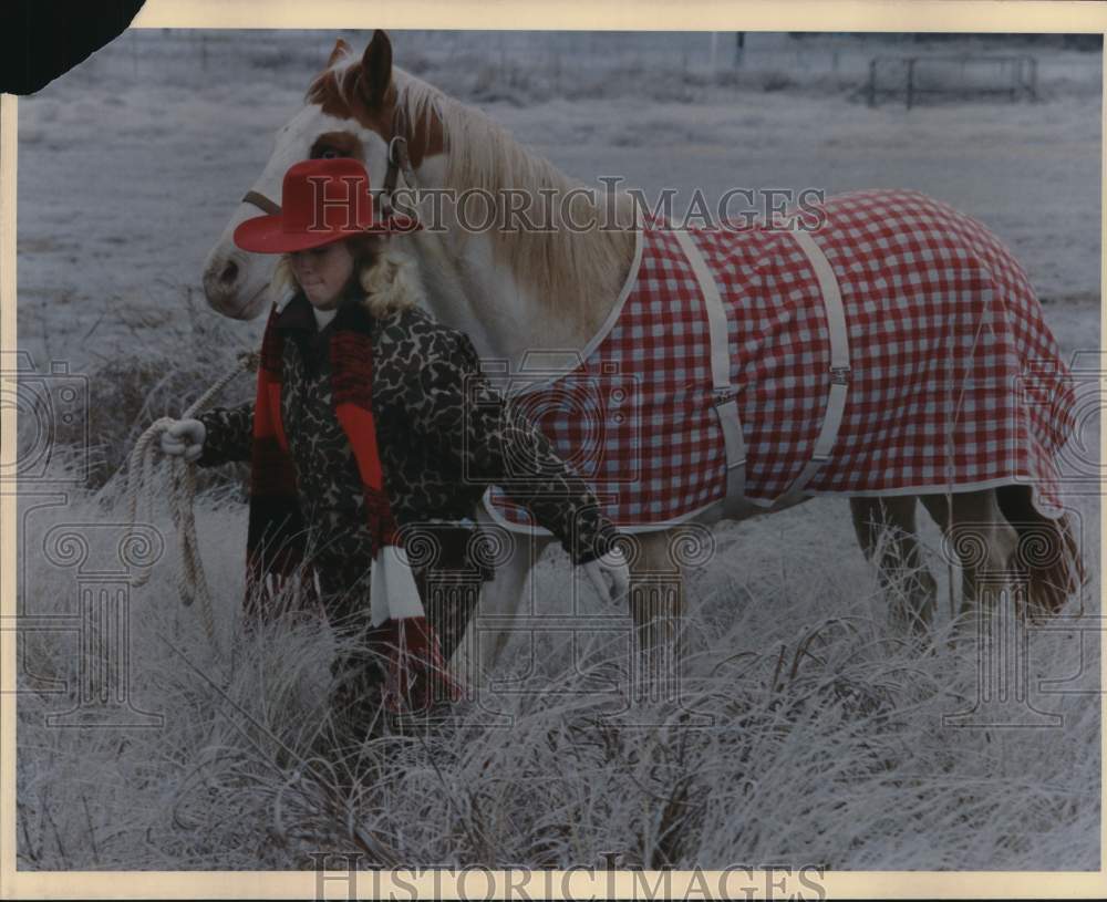 1989 Press Photo Girl walking her horse at San Antonio Stock Show & Rodeo, Texas- Historic Images