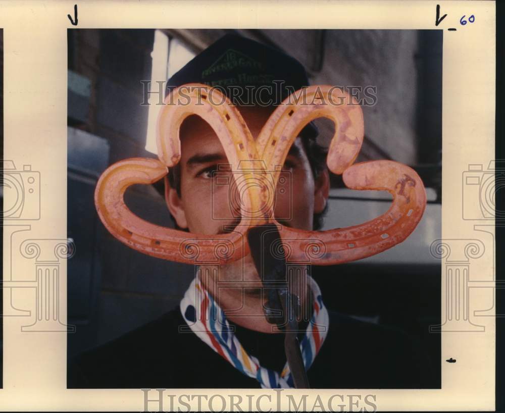 1989 Press Photo David Mayfield sells Valentine horseshoes at San Antonio Rodeo- Historic Images