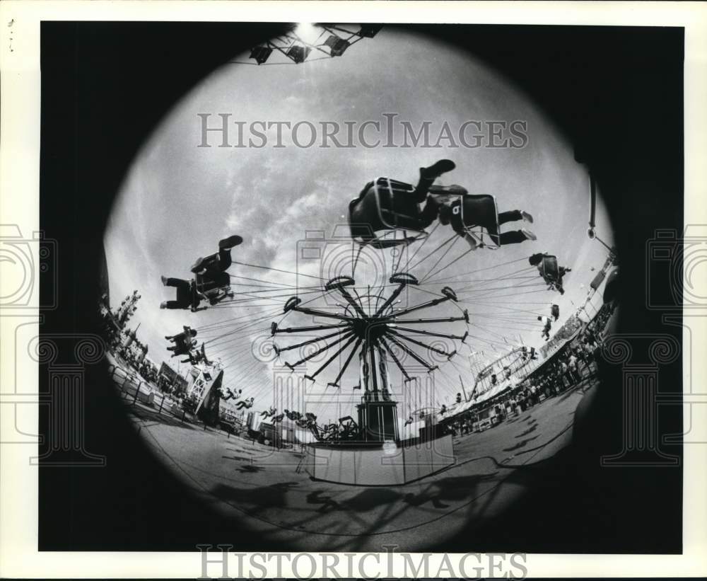 1983 Press Photo Visitors on the Swing Ride at San Antonio Stock Show, Texas- Historic Images