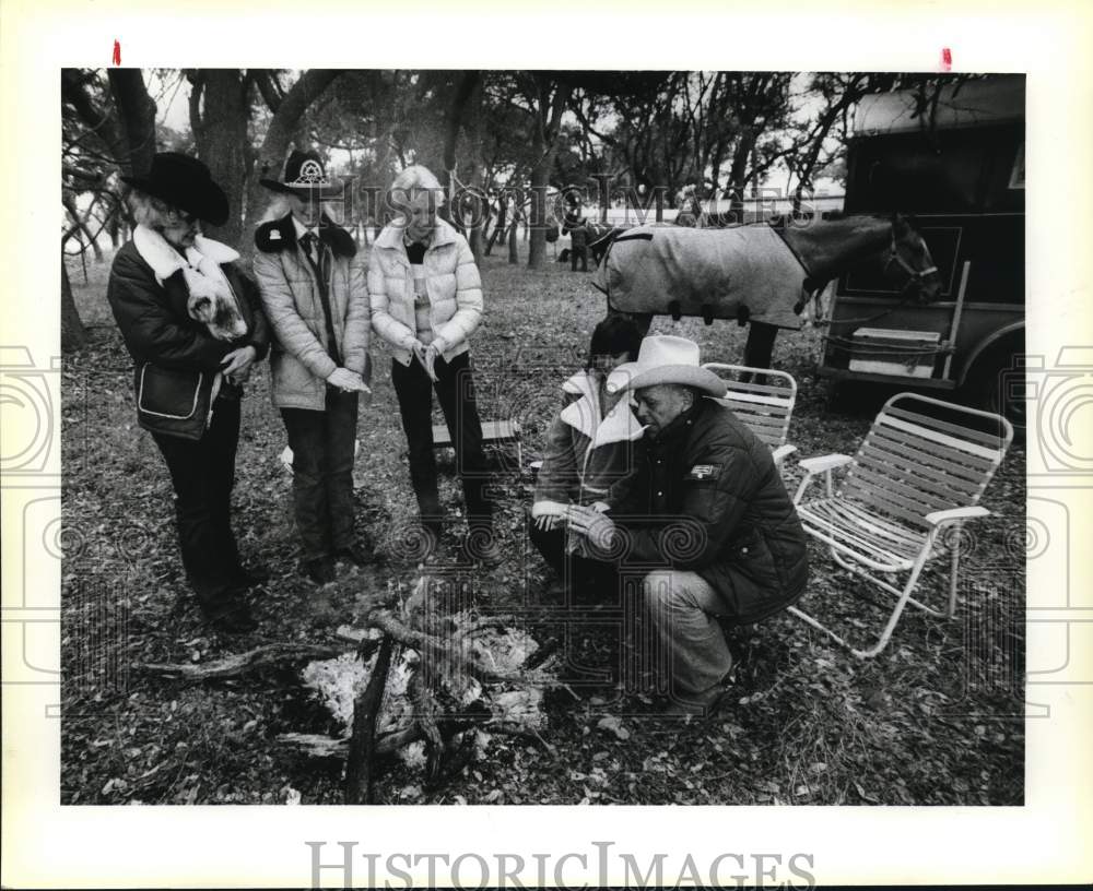 1983 Press Photo San Antonio trail riders warming up at campfire, Texas- Historic Images