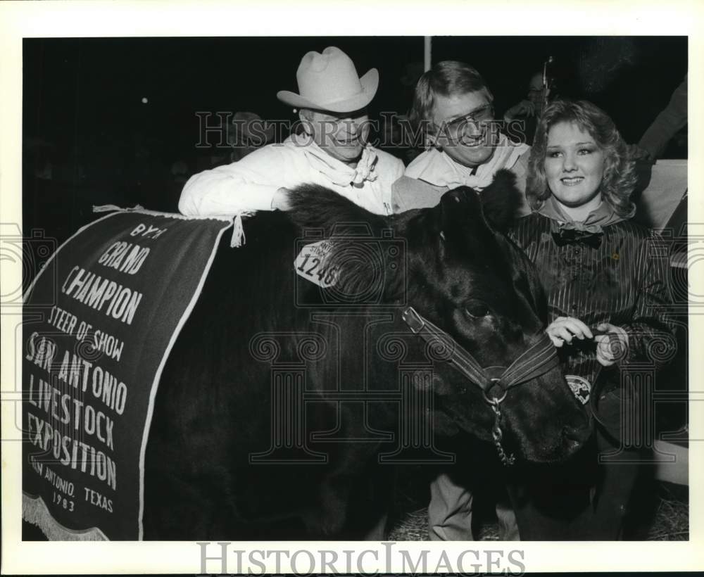 1983 Press Photo Lady and gentlemen with grand champion steer, Texas - saa57027- Historic Images