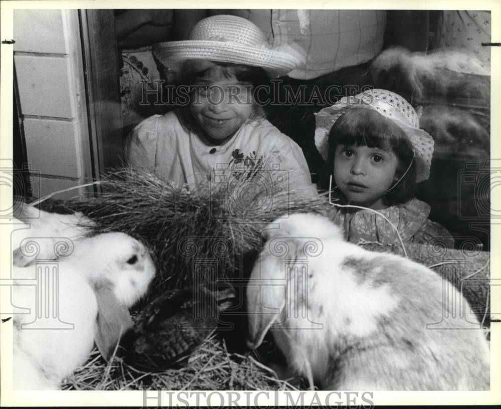 1989 Press Photo Alexis &amp; Jessica Maldonado at San Antonio Zoo Easter event- Historic Images