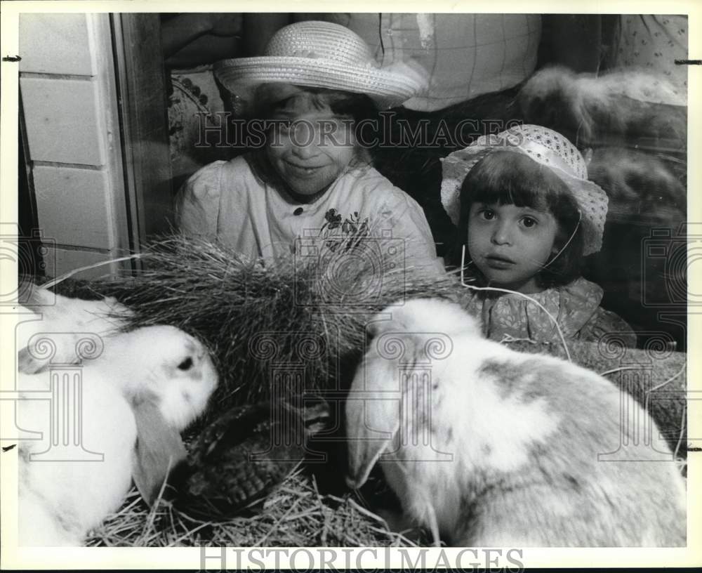 1989 Press Photo Alexis & Jessica Maldonado at San Antonio Zoo Easter event- Historic Images
