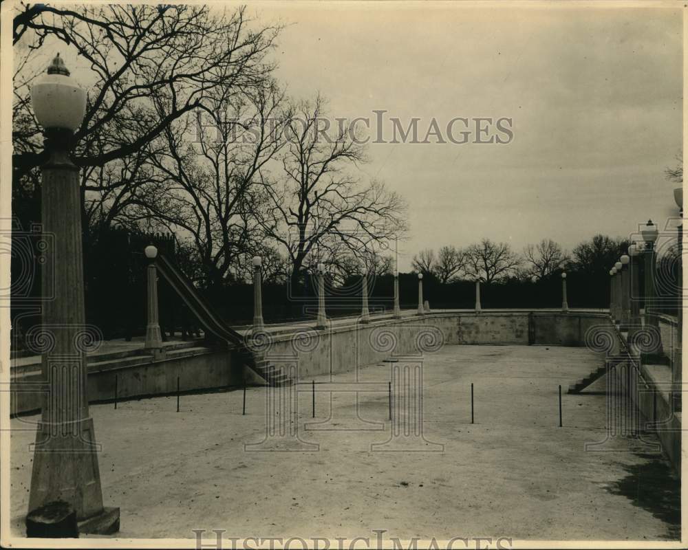 Press Photo Giant Swimming Pool Is Empty Of Water For Season - saa57132- Historic Images