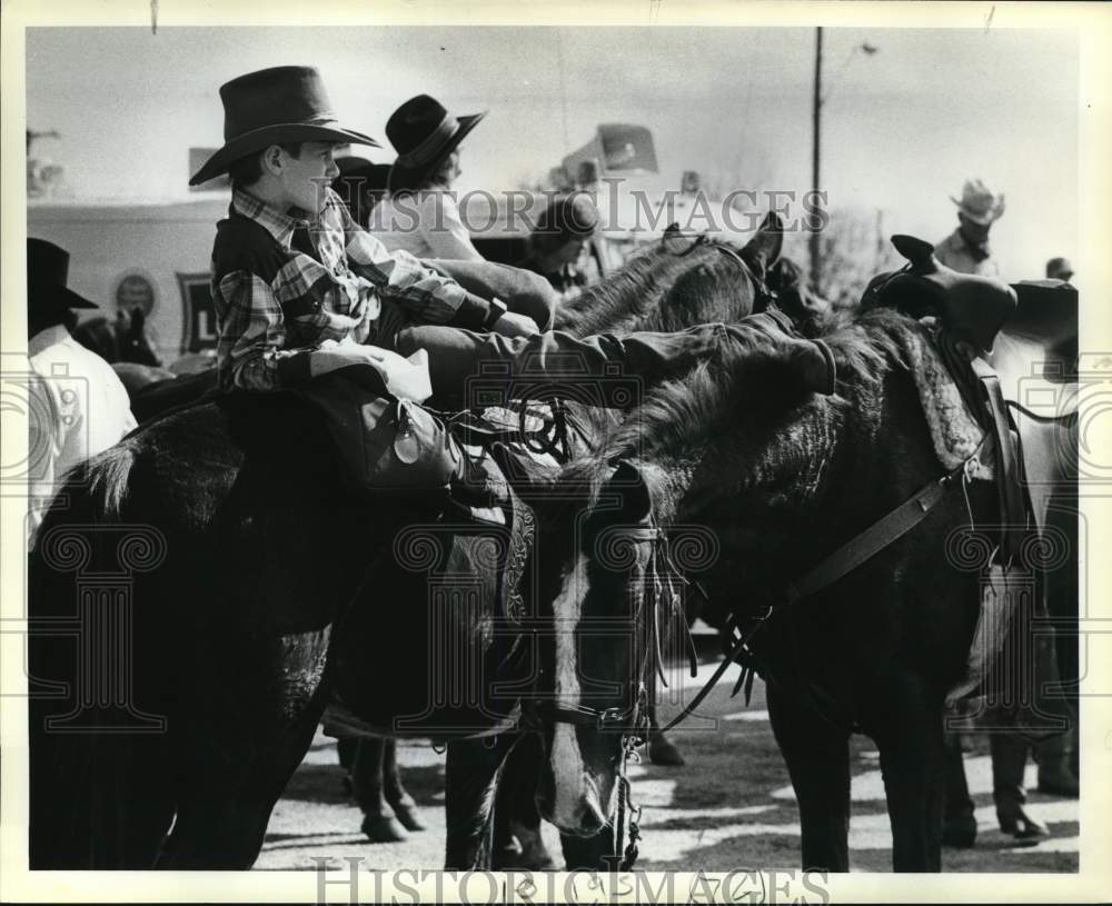 1984 Press Photo Brian Morris & his horse at San Antonio Stock Show & Rodeo- Historic Images