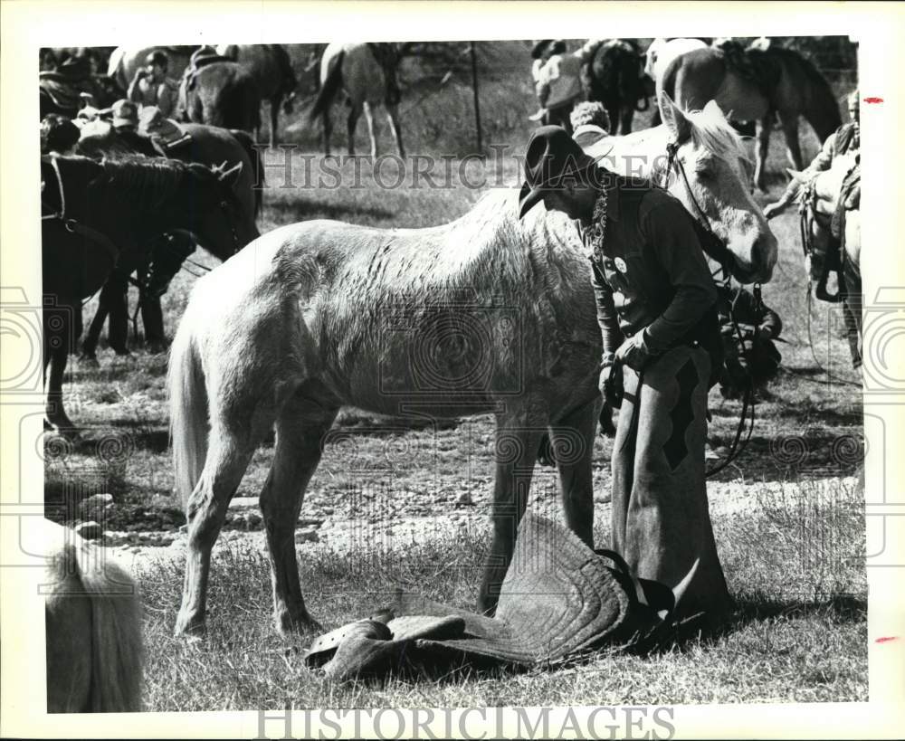 1984 Press Photo Bruce Yarbrough &amp; horse at the San Antonio Stock Show &amp; Rodeo- Historic Images