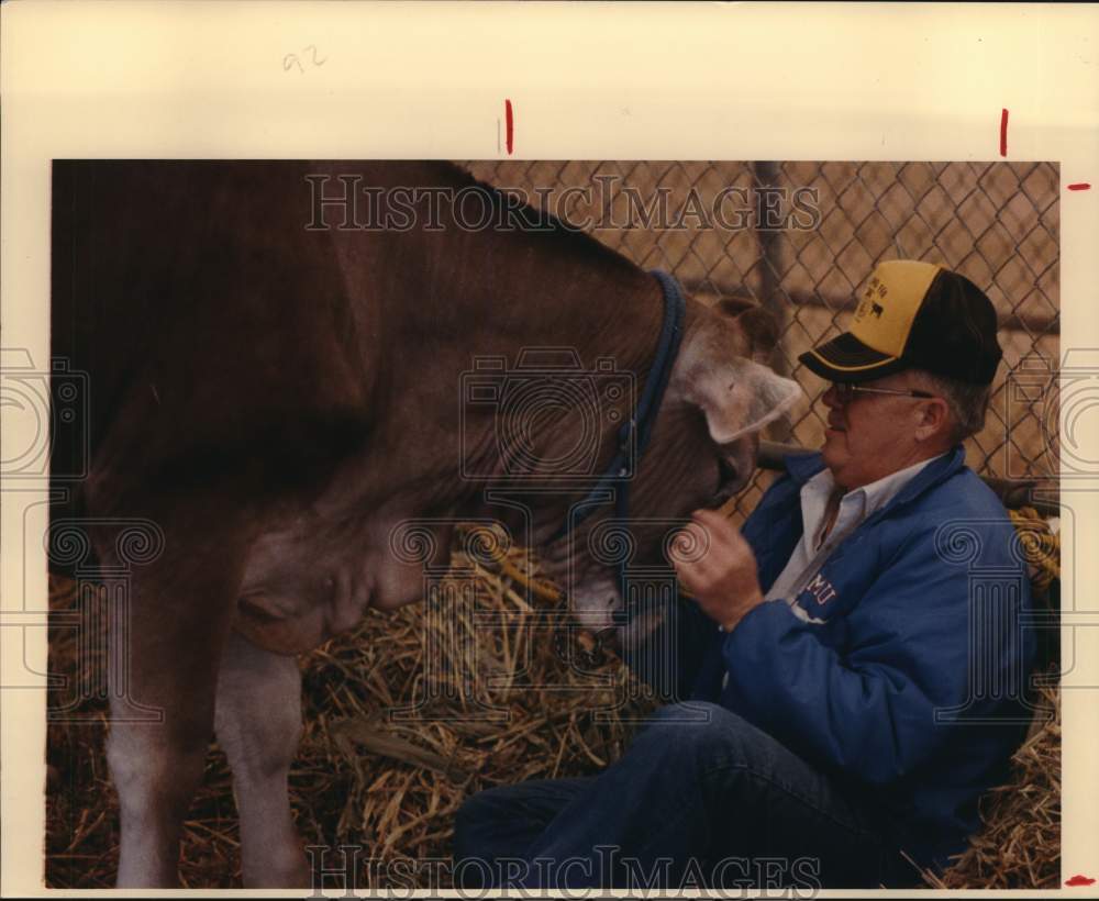 1988 Press Photo Thomas Phillips talking to his steer at San Antonio stock show- Historic Images