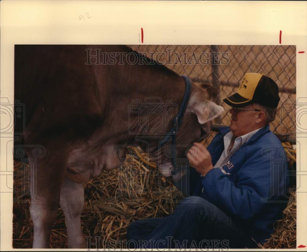 1988 Press Photo Thomas Phillips talking to his steer at San Antonio stock show- Historic Images
