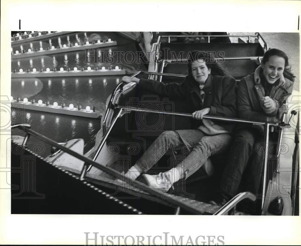 1986 Press Photo Cindy Nentwich, Ashley Satel on carnival ride at Rodeo, Texas- Historic Images