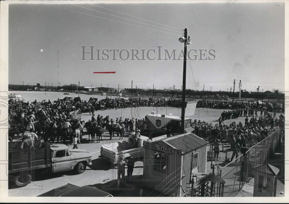 1971 Press Photo Trail Riders at the San Antonio Live Stock Show and Rodeo, TX- Historic Images