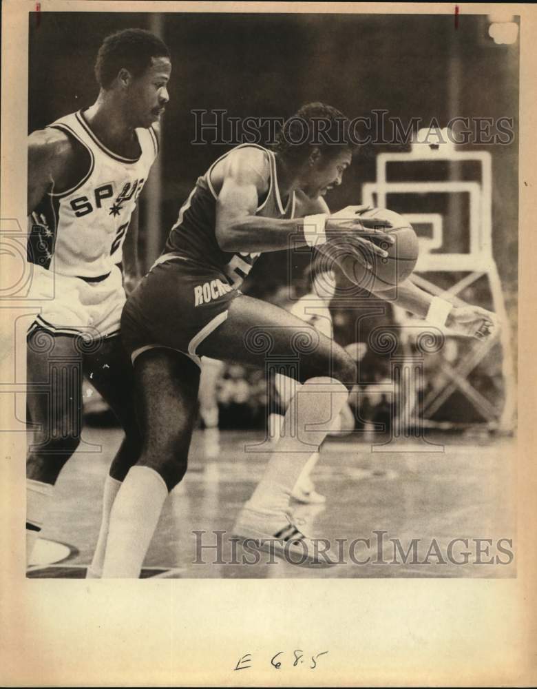 1981 Press Photo Houston Rockets Basketballs Robert Reid &amp; Spurs Gene Banks- Historic Images