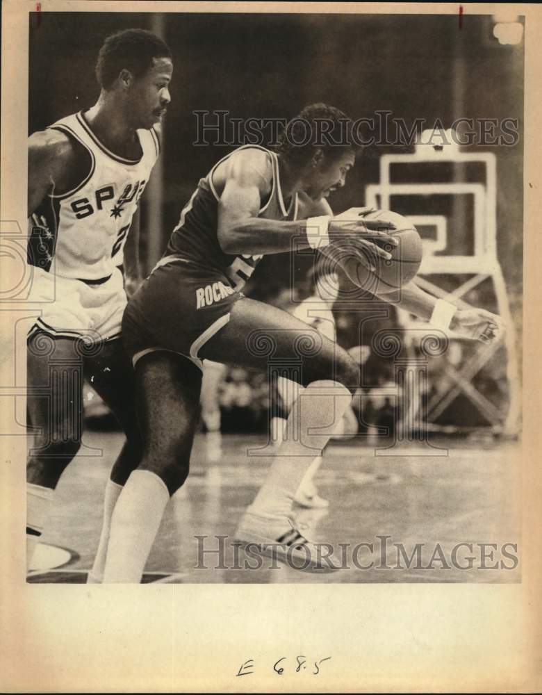 1981 Press Photo Houston Rockets Basketballs Robert Reid & Spurs Gene Banks- Historic Images
