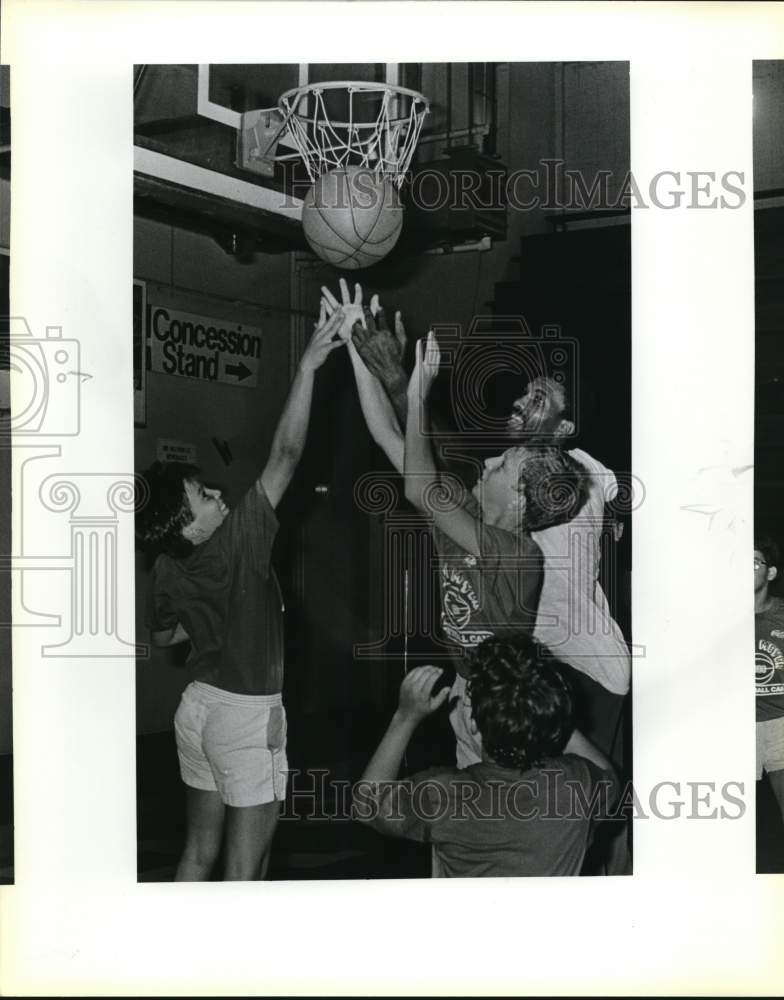 1986 Press Photo Robert Reid playing basketball with kids at St. Mary&#39;s- Historic Images