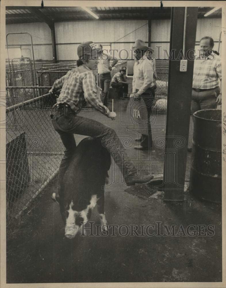 1977 Press Photo Dwayne Wilkins of Pleasanton with his hog, San Antonio, Texas- Historic Images