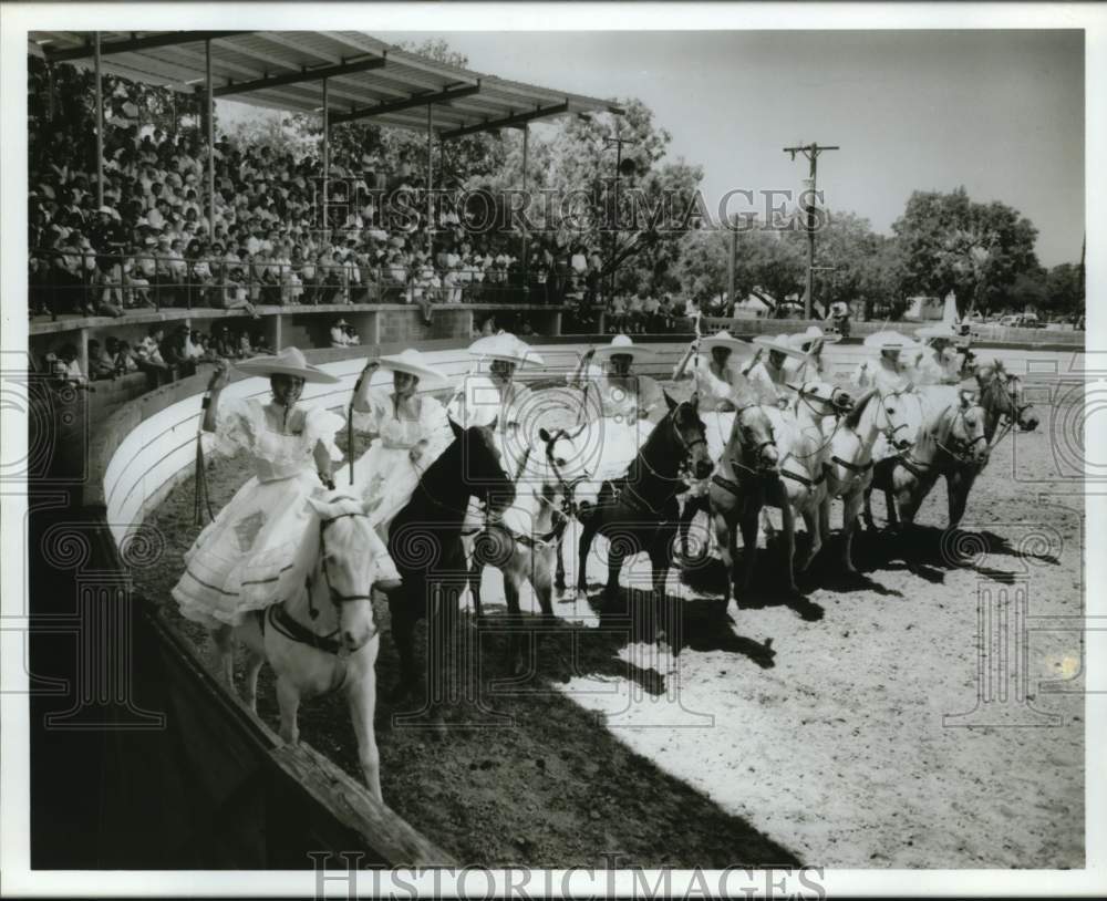 1990 Press Photo &quot;Escaramuza&quot; Precision Sidesaddle Riding Team Performs- Historic Images