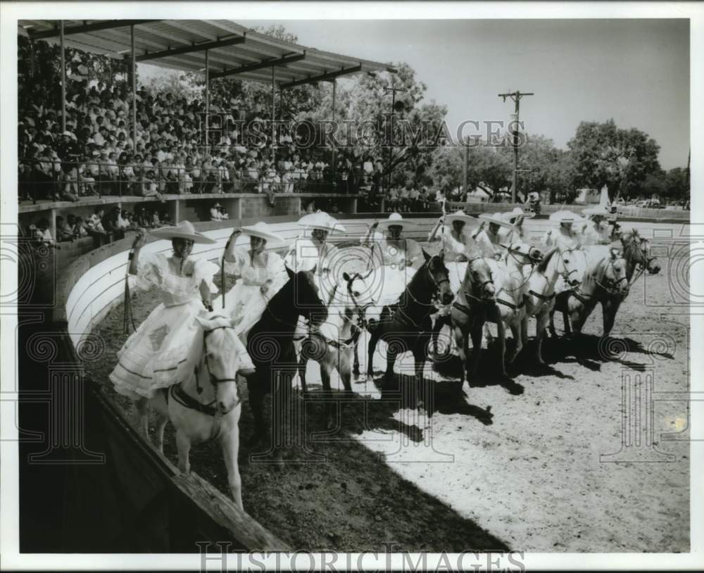 1990 Press Photo "Escaramuza" Precision Sidesaddle Riding Team Performs- Historic Images