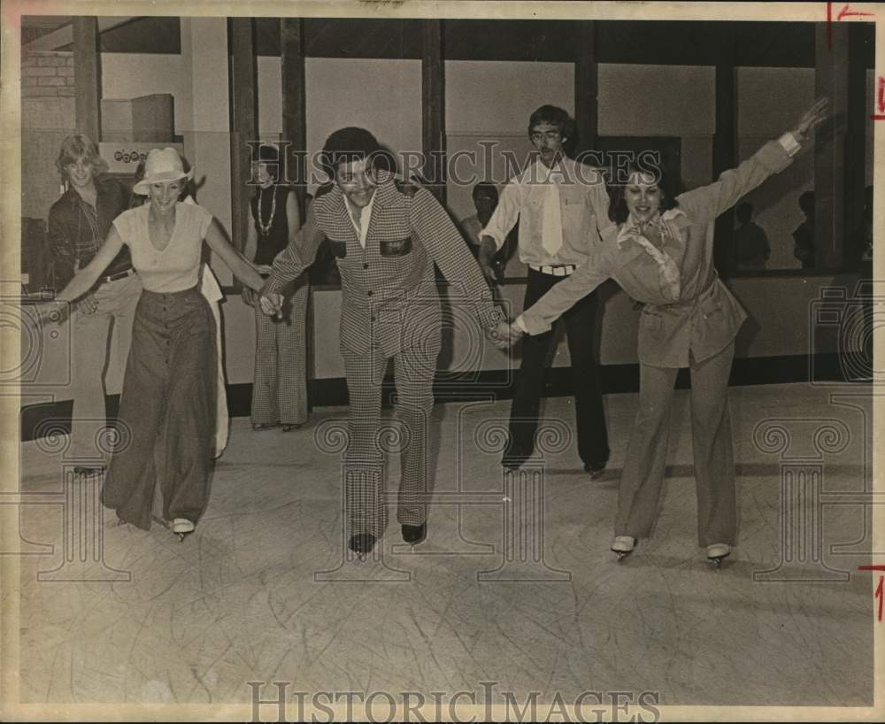 1973 Press Photo People Ice Skating At Quadrangle Ice Haus, San Antonio, Texas- Historic Images