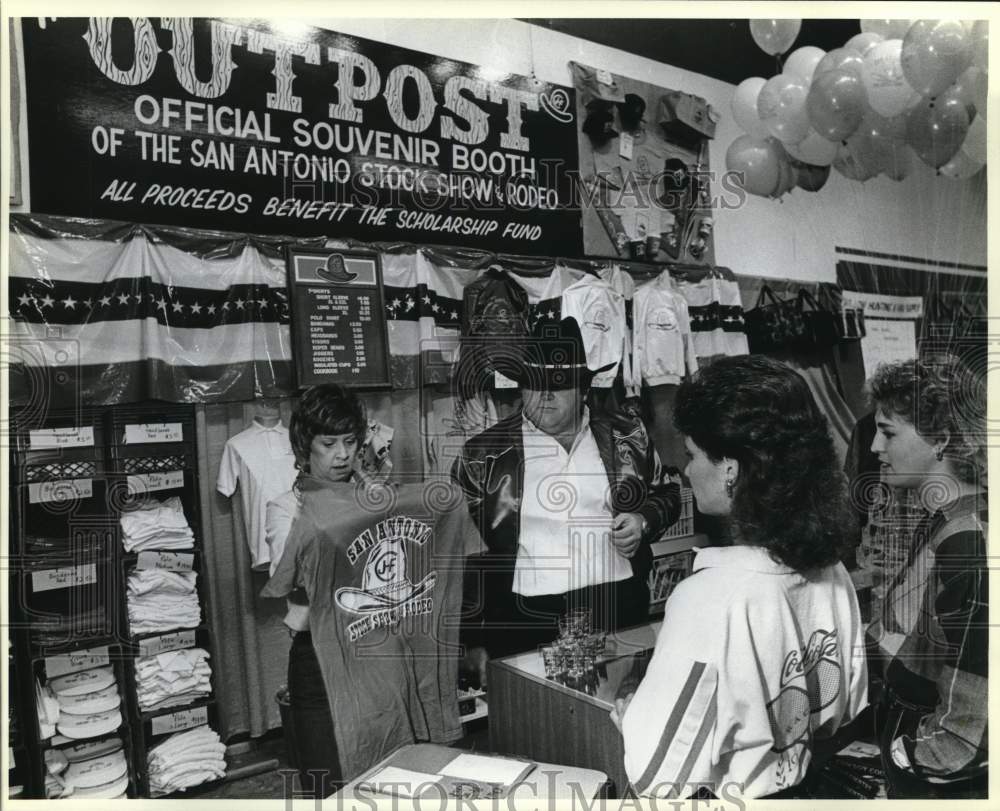 1987 Press Photo San Antonio Stock Show &amp; Rodeo Outpost gift booth - saa58374- Historic Images