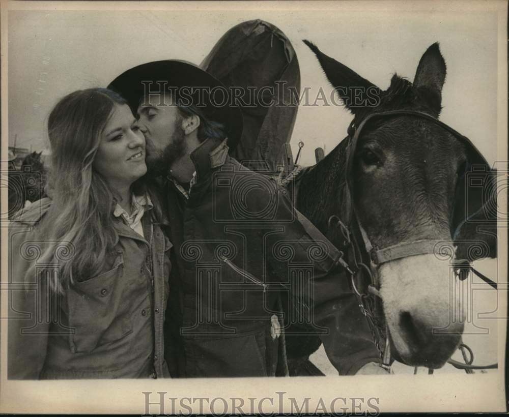 1977 Press Photo Mr. & Mrs. Jese Evans at San Antonio Stock Show & Rodeo- Historic Images