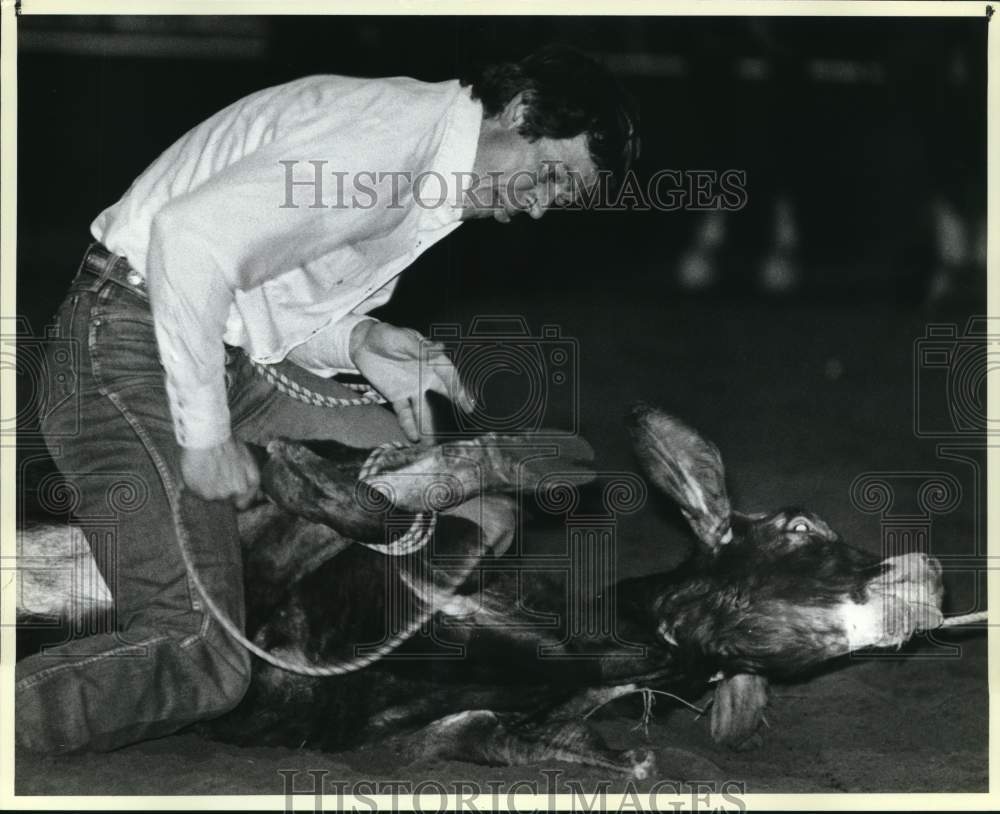 1986 Press Photo Johnny Sloane calf roping at San Antonio Stock Show & Rodeo- Historic Images