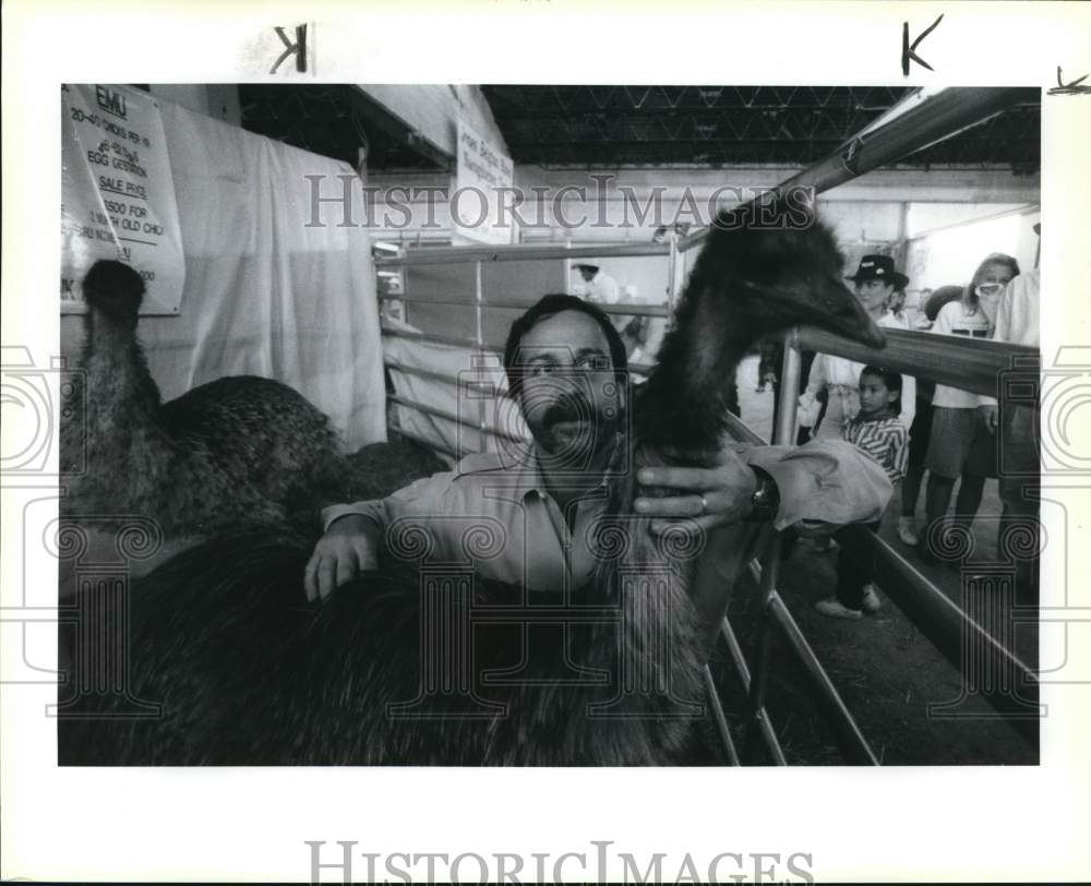 1990 Press Photo Stan Weiner with Emu&#39;s at San Antonio Stock Show &amp; Rodeo, Texas- Historic Images