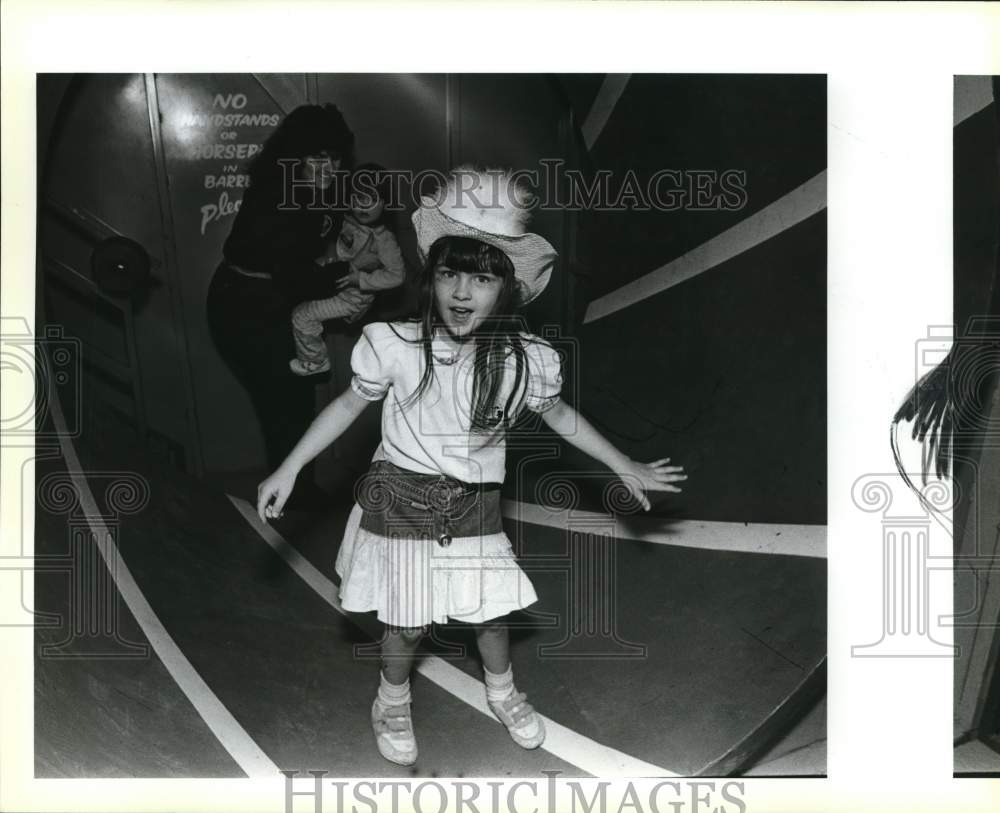 1990 Press Photo Shanna Giddings, 6, in the Alpine Funhouse at Stock Show, Texas- Historic Images