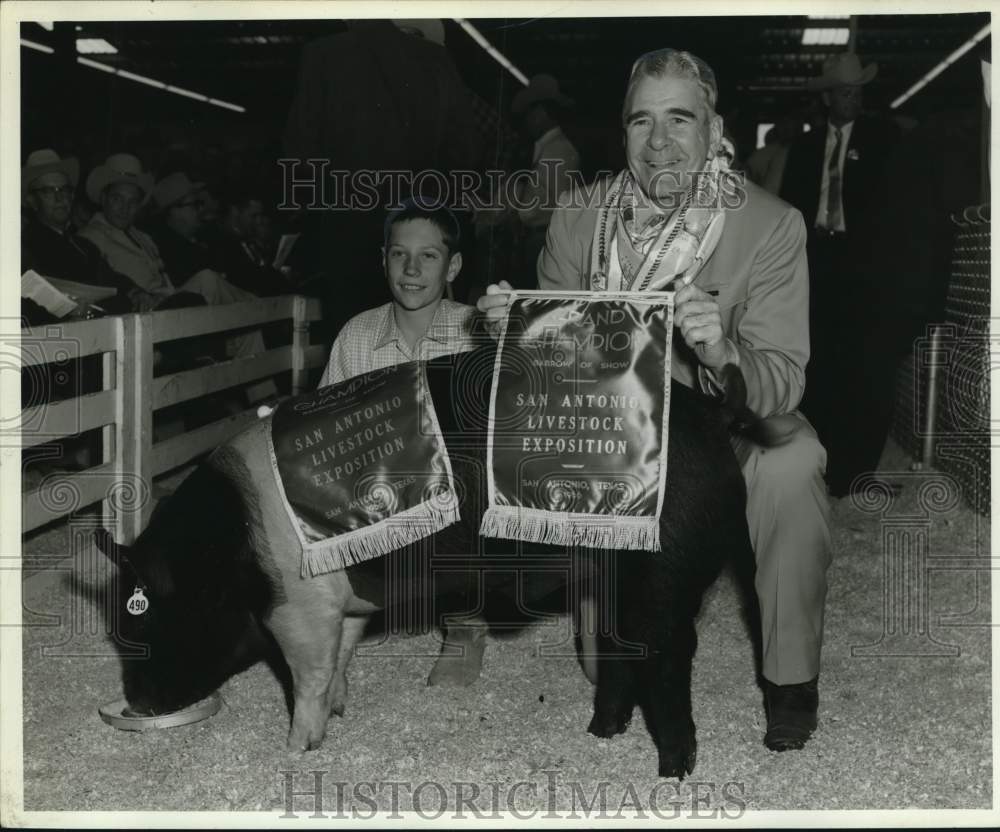1966 Press Photo San Antonio Livestock Exposition prize winning hog & owners- Historic Images