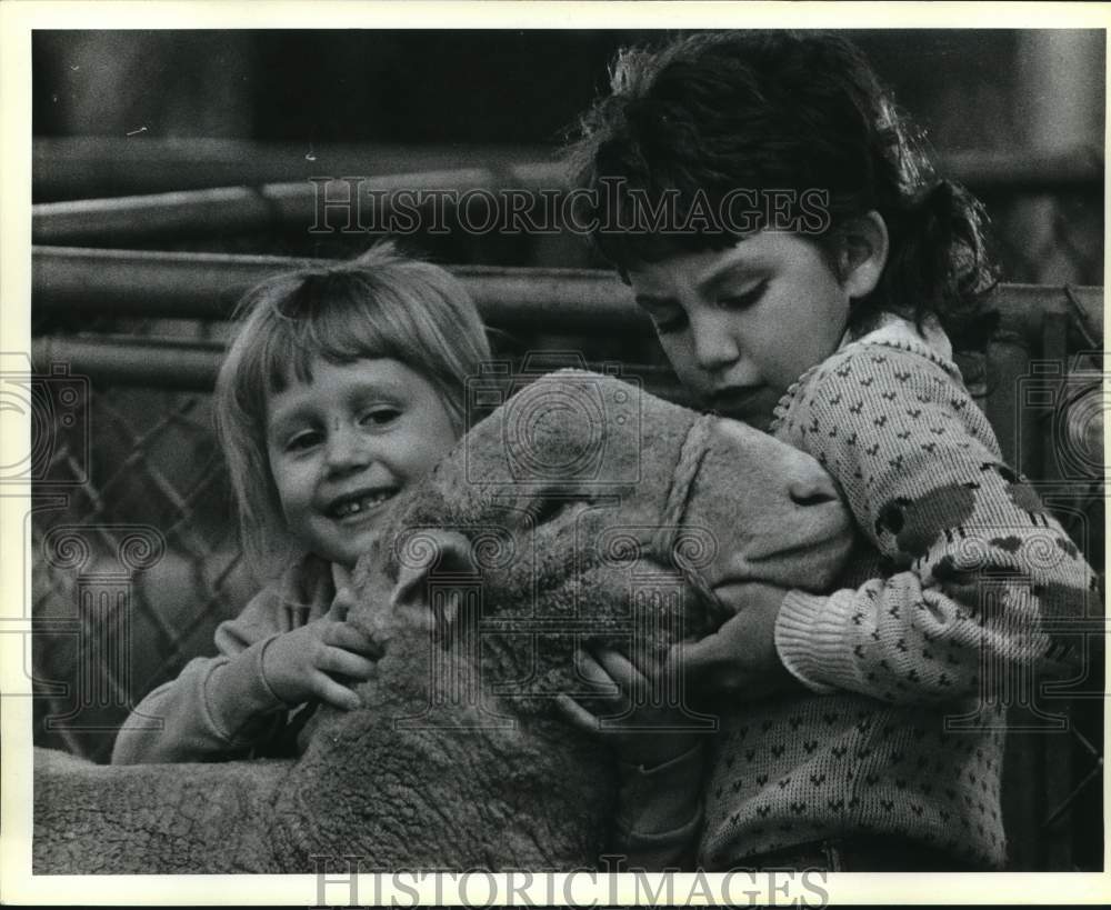 1986 Press Photo Kaci Kohls, 5, and Carey Green, 9, with Rambouillet Sheep, TX- Historic Images