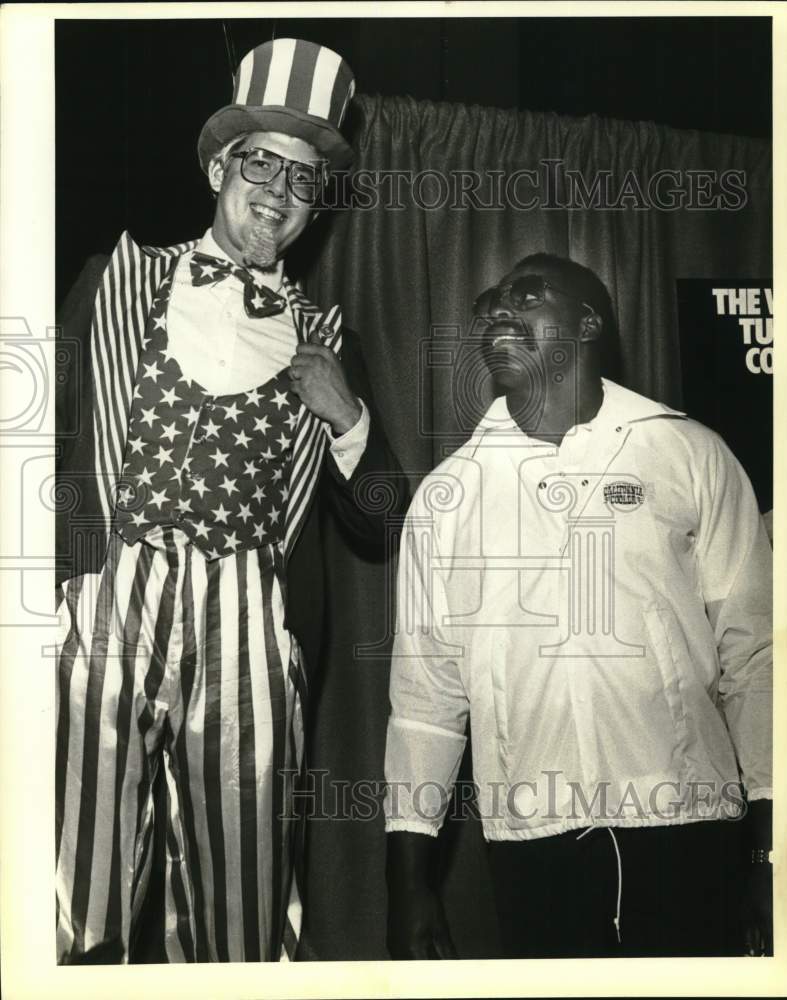 1984 Press Photo Captain Cola with 6&#39;9&quot; Dallas Cowboys&#39; &quot;Too Tall&quot; Jones- Historic Images