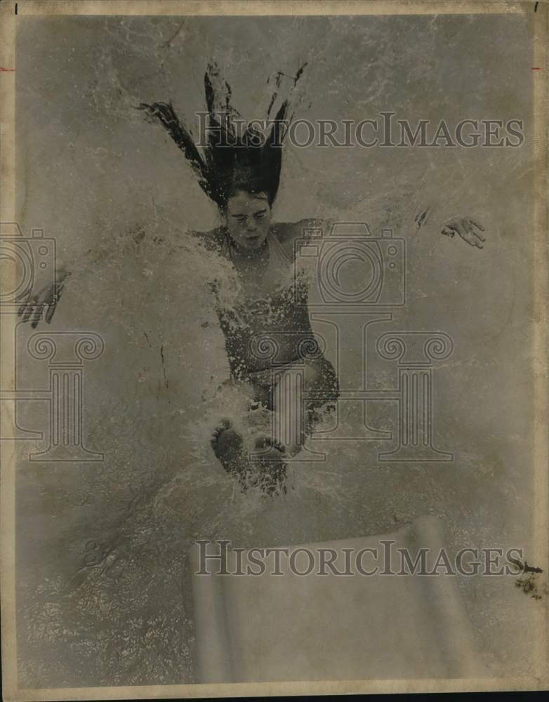 1978 Press Photo Sandy Seddon diving at a pool, San Antonio - saa59120- Historic Images