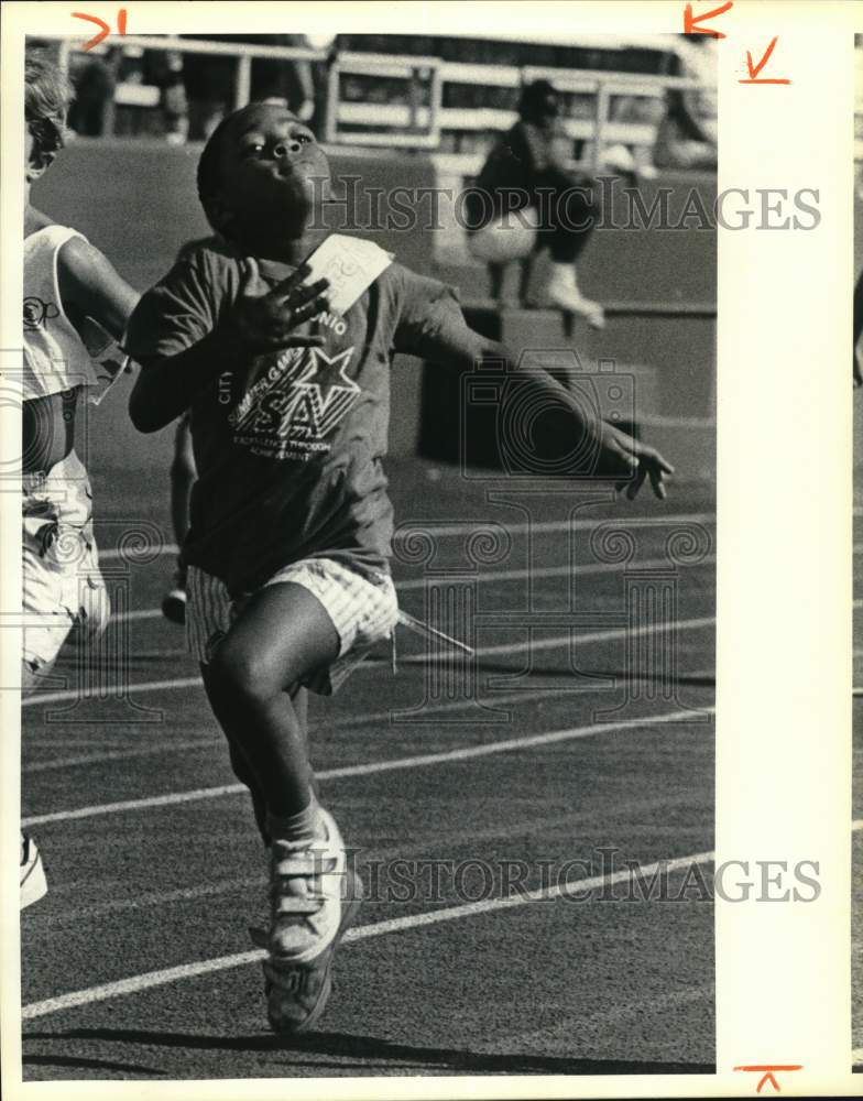 1986 Press Photo Cecilia Carter, 7, running 50 meter race at Summer Games, Texas- Historic Images