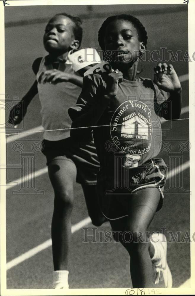 1984 Press Photo Henrietta Smith &amp; Shanni Harriott running 50 meter run, Texas- Historic Images