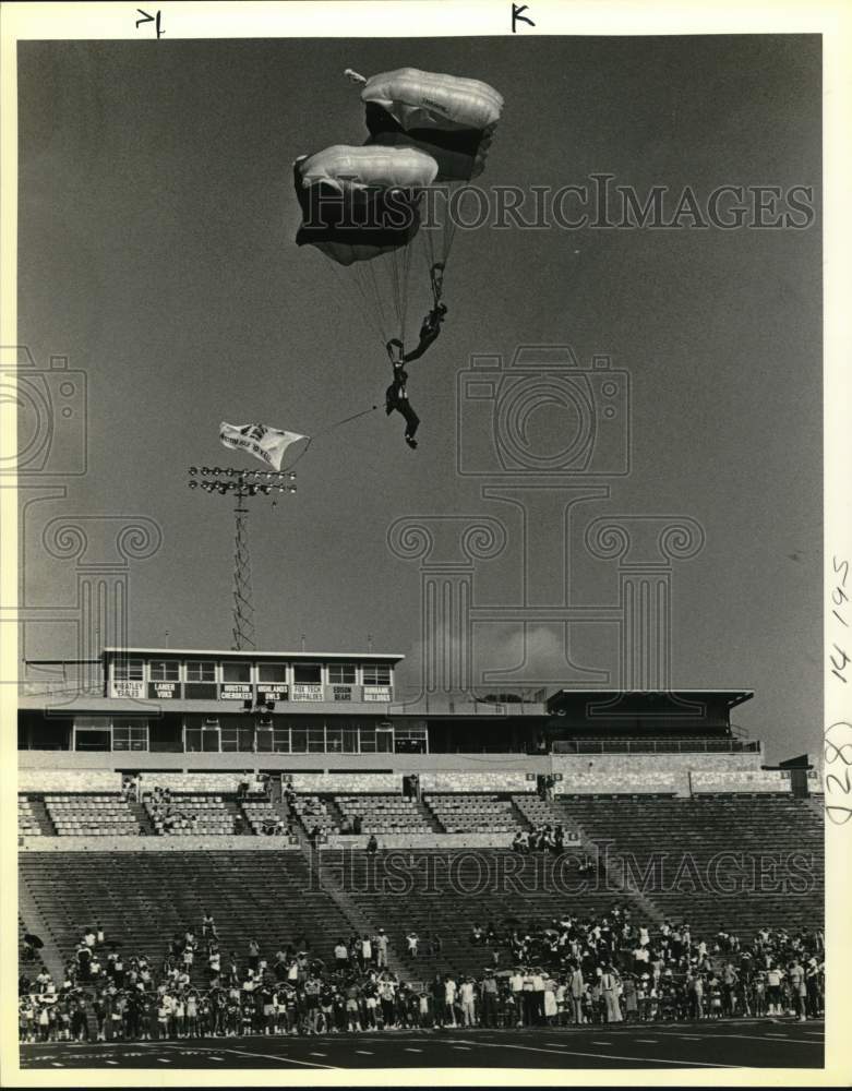 1984 Press Photo Sky divers arriving at San Antonio Summer Youth Games, Texas- Historic Images