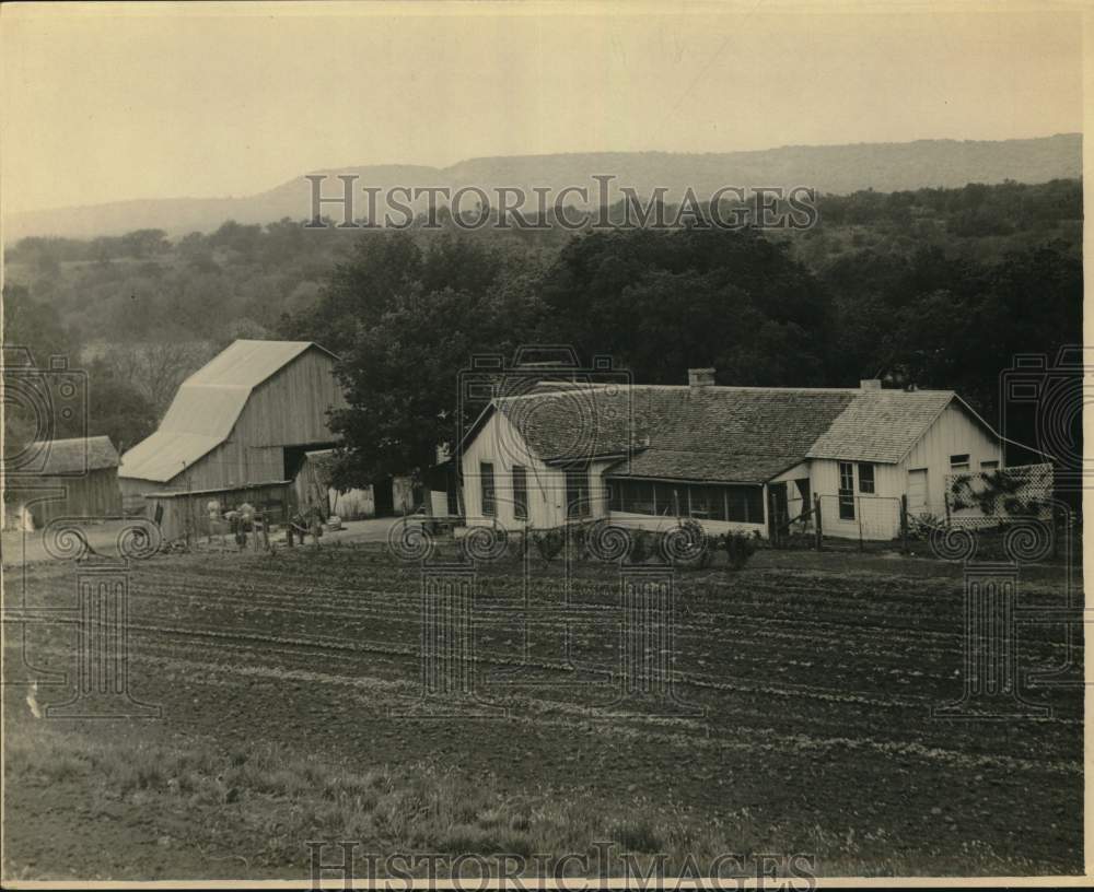 Press Photo Large Farmhouse With Barn, Outbuildings, Hills In Background, Texas- Historic Images