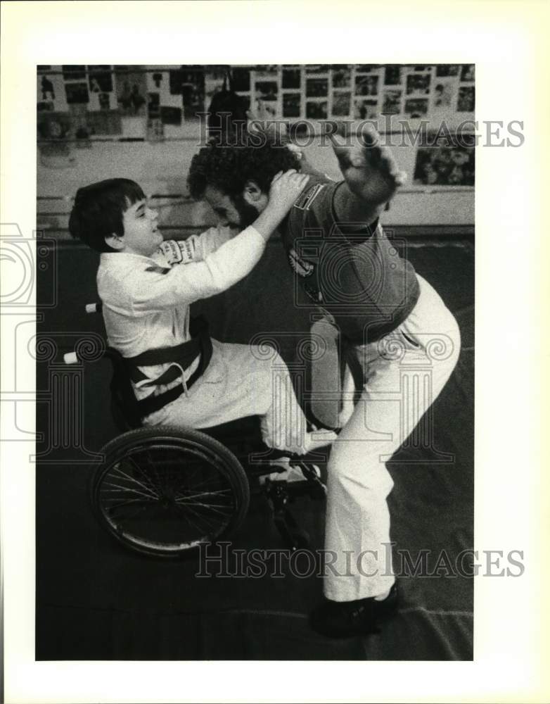 1989 Press Photo Steve Ashcraft teaching Neral Gerzel, 11, black belt, Texas- Historic Images