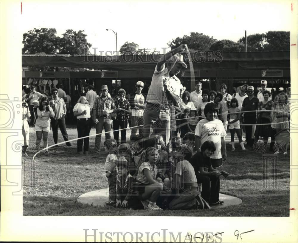 1983 Press Photo Roper Entertains Kids At Texas Folklife Festival In San Antonio- Historic Images