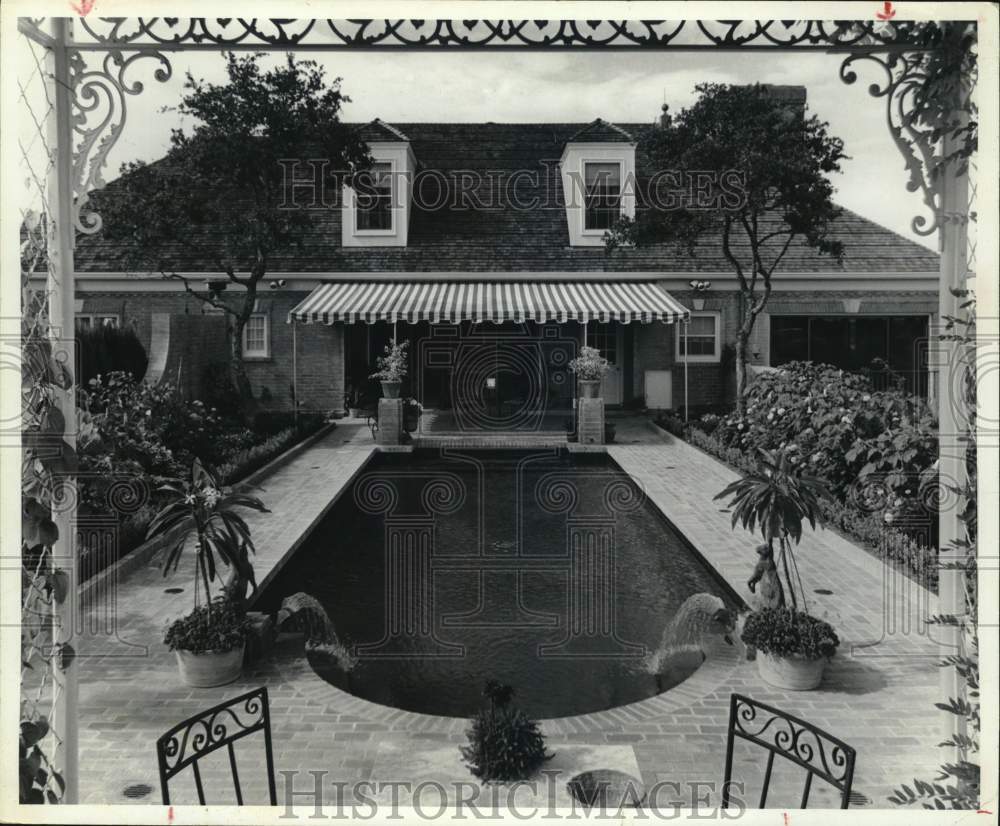 1986 Press Photo Swimming pool in back yard of home - saa60422- Historic Images