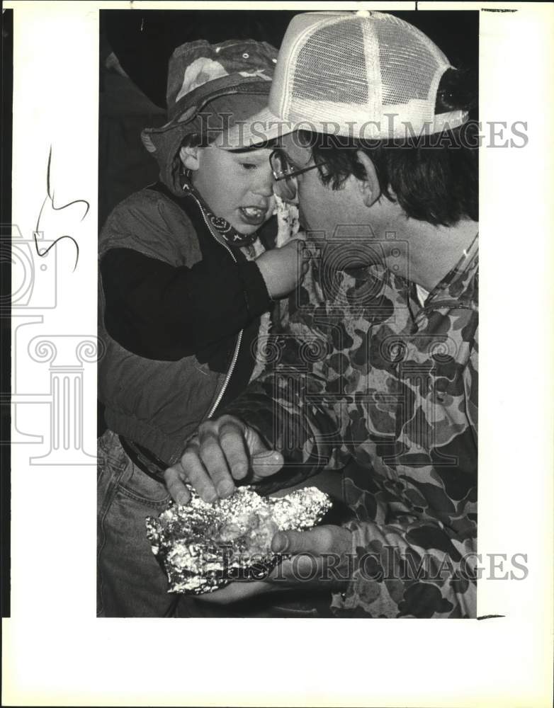 1987 Press Photo Walter Belt &amp; son Harrison at Cowboys Breakfast, Texas- Historic Images