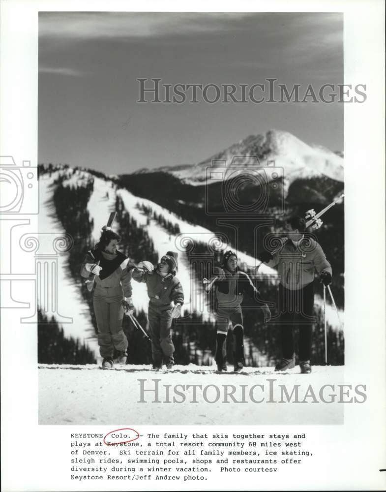 Press Photo Family of skiers at the Keystone Resort, Keystone, Colorado- Historic Images