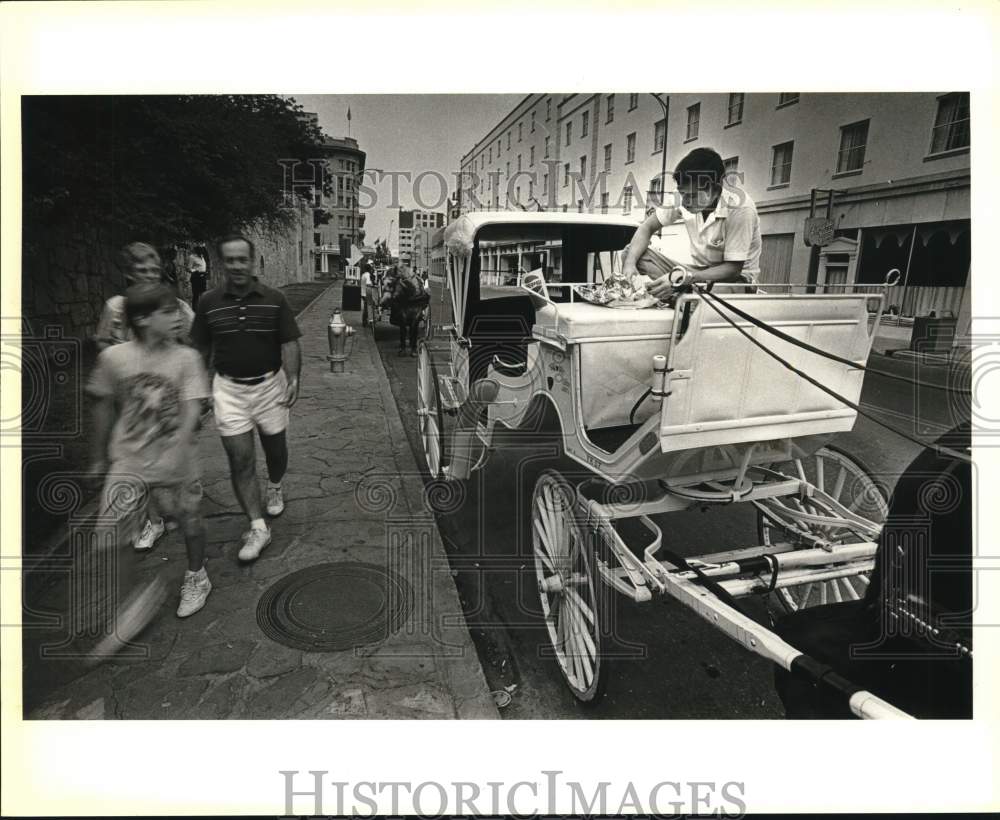 1989 Press Photo Yellow Rose Carriage Company&#39;s William Hewitt in carriage- Historic Images