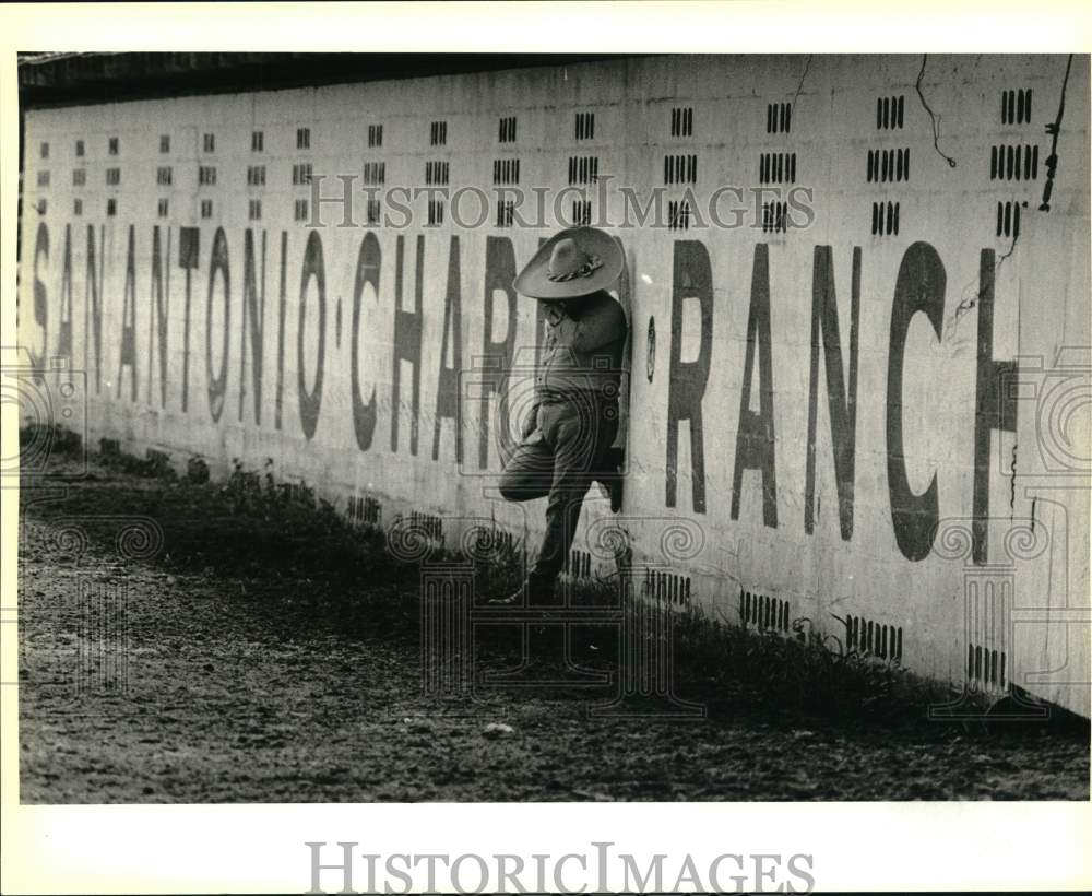 1986 Press Photo A Charro judge resting at the Charreada - saa62888- Historic Images